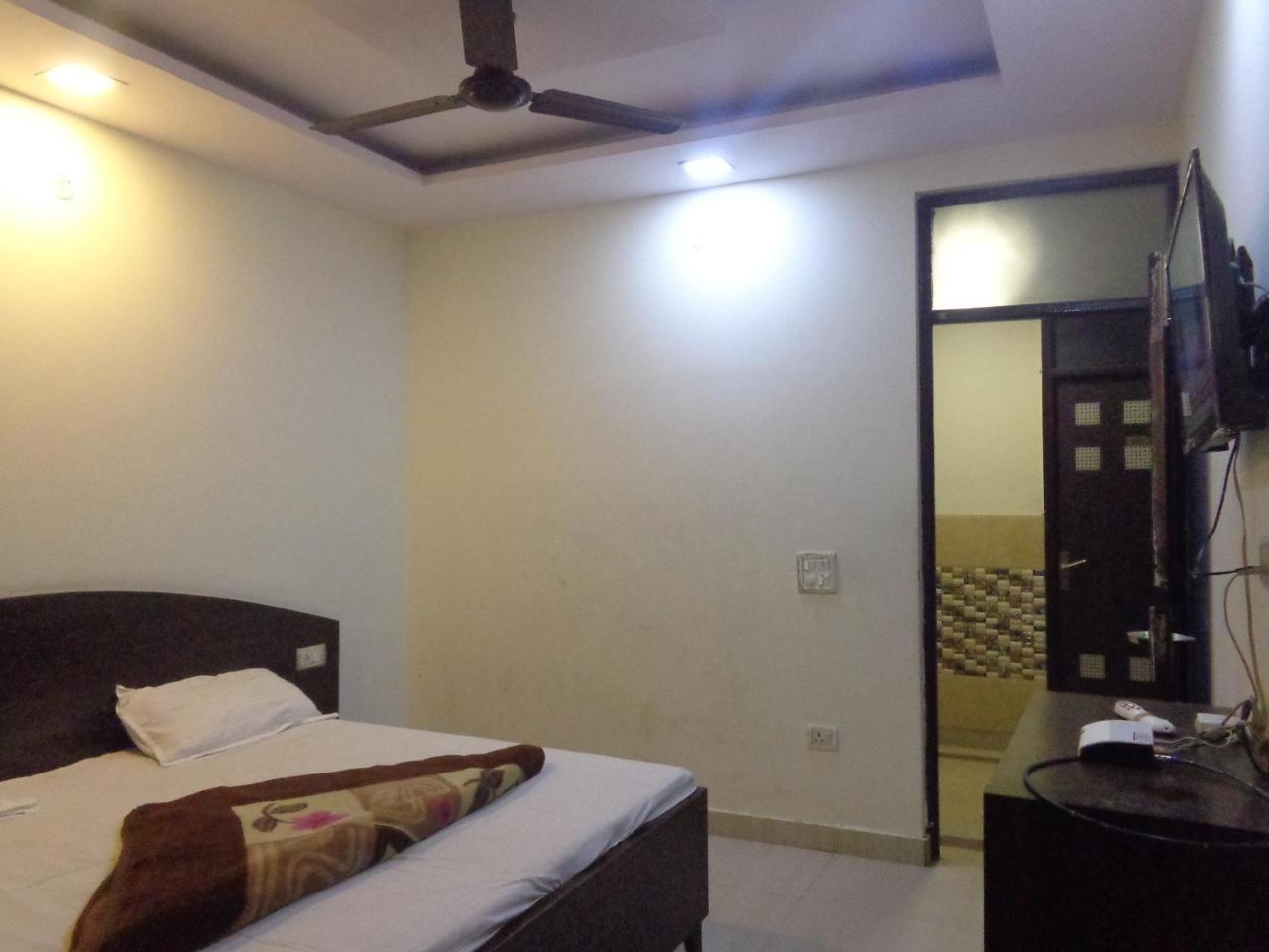 โอโย 45772 ซิลเวอร์ เรซิเดนซี Hotel นิวเดลี ภายนอก รูปภาพ