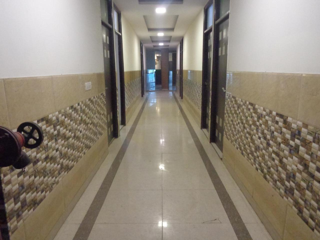 โอโย 45772 ซิลเวอร์ เรซิเดนซี Hotel นิวเดลี ภายนอก รูปภาพ